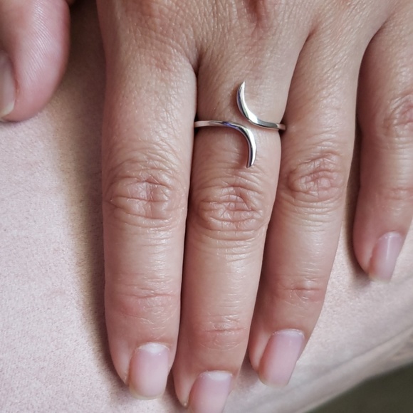 Beautiful Sterling silver curves ring...size 7 - Picture 2 of 2